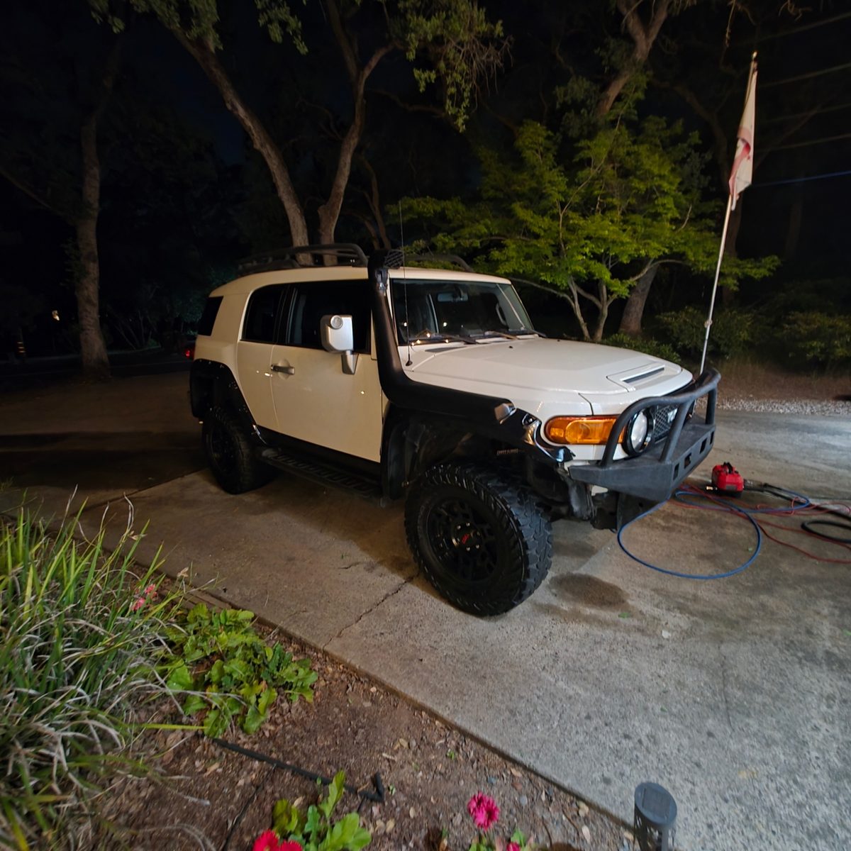 Front three-quarter view of Toyota FJ Cruiser with ceramic-coated black trim, fender flares, and snorkel after Detail X mobile detailing